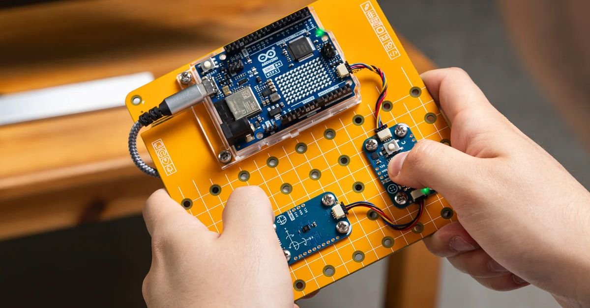 you-can’t-screw-up-arduino’s-new-diy-electronics-kit