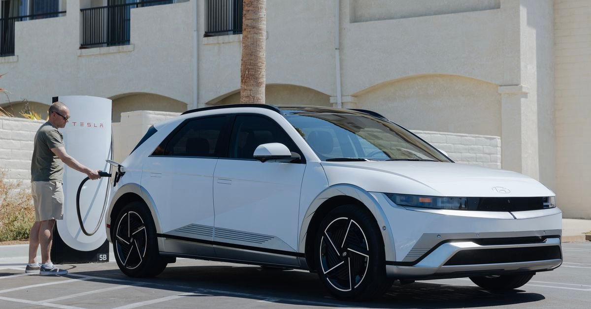 hyundai’s-first-ev-with-native-tesla-supercharging-is-the-new-ioniq-5